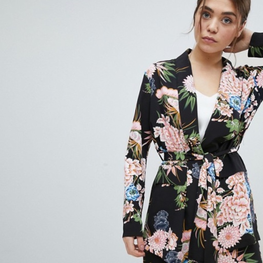 EUC Boohoo Floral Print Belted Blazer Size 6